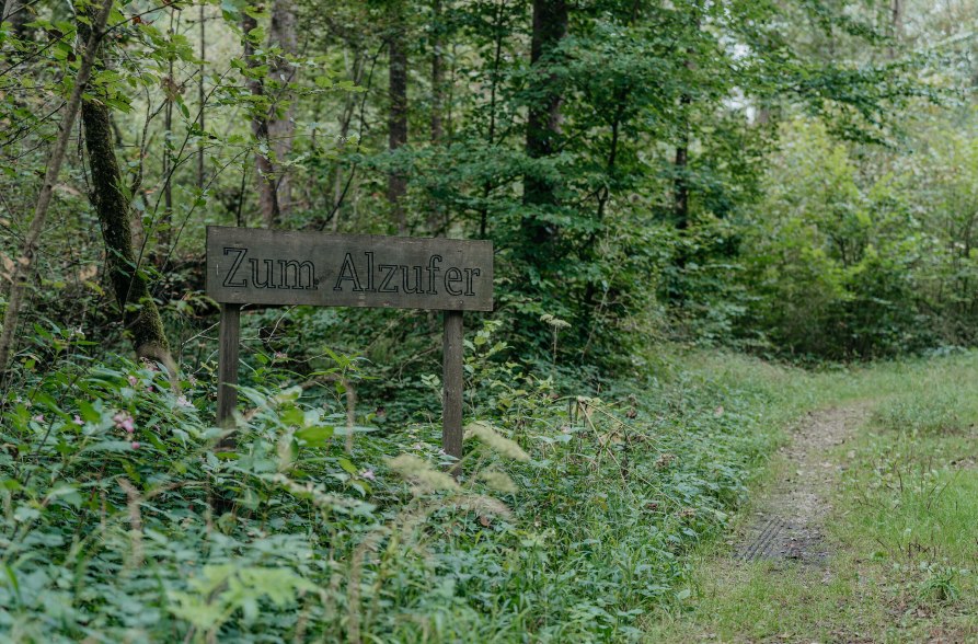 Wegweiser zum Alzufer am Walderlebnispfad Klosterau, &copy; Inn-Salzach Tourismus