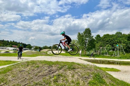 Radsportler im Bikepark Burghausen, &copy; Stadt Burghausen