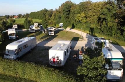 Wohnmobile auf dem Wohnmobilstellplatz in Burghausen, &copy; Burghauser Touristik GmbH
