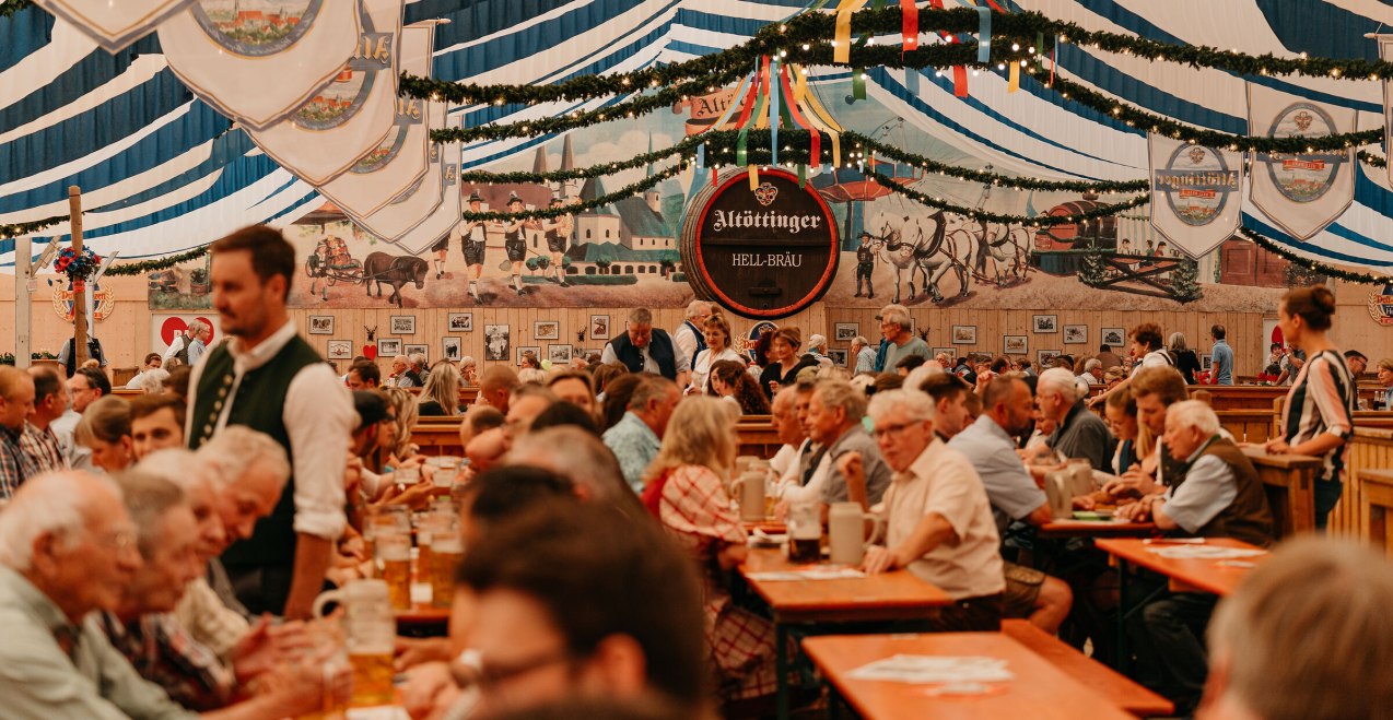 Besucher im Festzelt der Hofdult Alt&ouml;tting, &copy; Inn-Salzach Tourismus