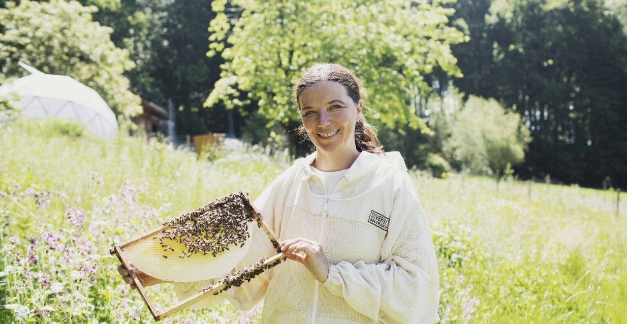 Margot Erber mit Ihren Bienen, &copy; Margot Erber