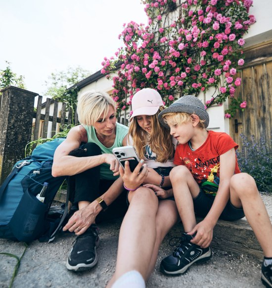 Familie liest den Inn-Salzach Newsletter am Smartphone, &copy; oberbayern.de, Tobias K&ouml;hler 