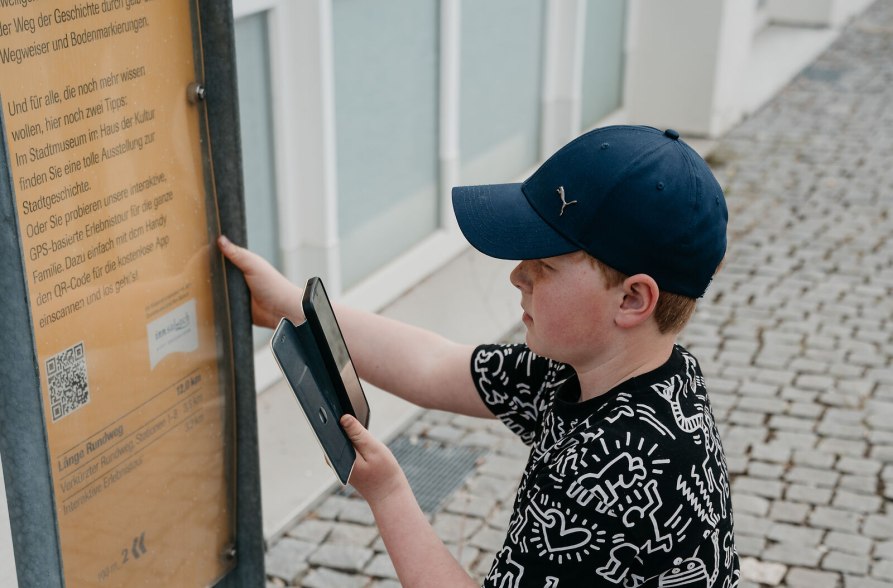 Junge beim QR-Code scannen, &copy; Inn-Salzach Tourismus