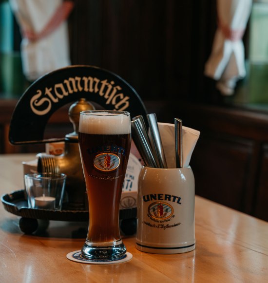 Unertl Wei&szlig;bier auf dem Stammtisch des Br&auml;ust&uuml;berls, &copy; Inn-Salzach Tourismus