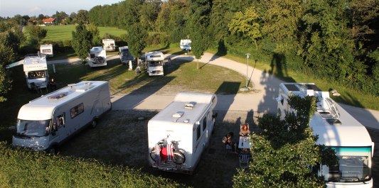 Wohnmobile auf dem Wohnmobilstellplatz in Burghausen, &copy; Burghauser Touristik GmbH