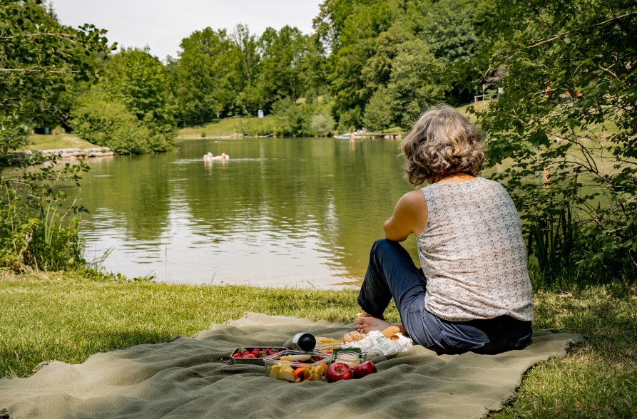 Picknick am Badesee Hochm&uuml;hl, &copy; Inn-Salzach Tourismus