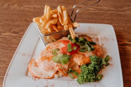 Teufelstoast mit Pommes auf Teller serviert, &copy; Inn-Salzach Tourismus