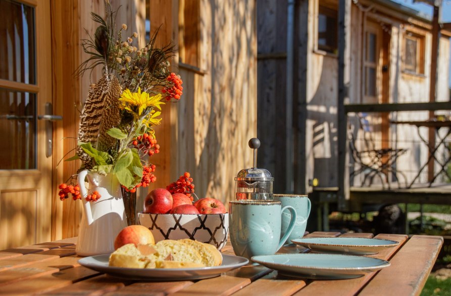 Fr&uuml;hst&uuml;ck vor dem Tinyhaus, &copy; Tourismusverband Inn-Salzach