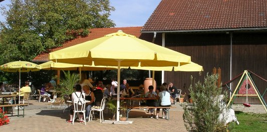 Hofcaf&eacute; Howaschen Au&szlig;enbereich mit Tischen und St&uuml;hlen, &copy; Hofcaf&eacute; Howaschen