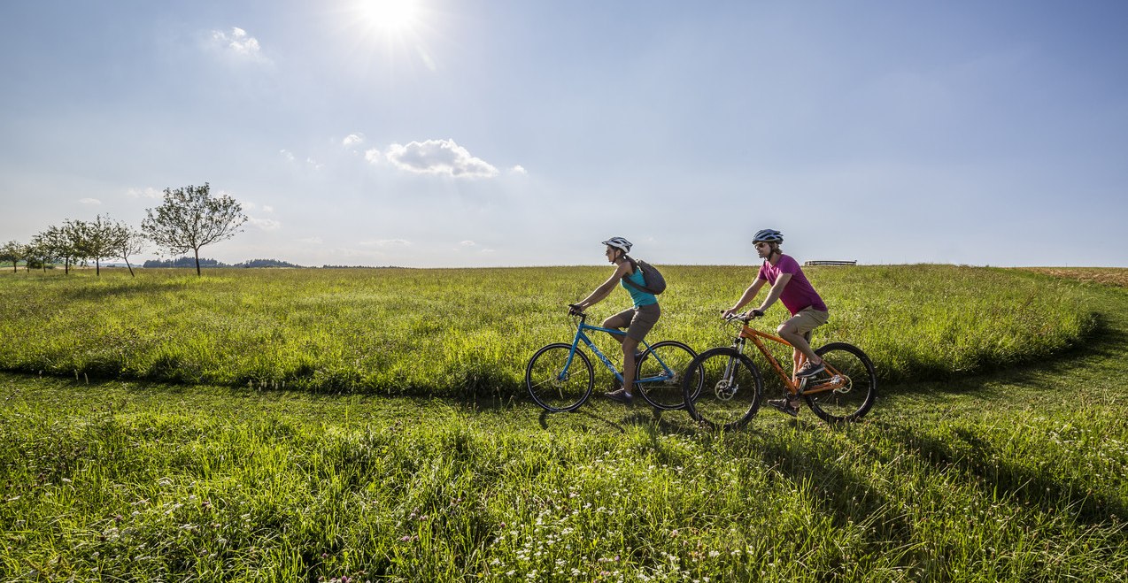 Radfahrer in der Region Inn-Salzach in der N&auml;he vom Alpenblick Itsching, &copy; Inn-Salzach Tourismus