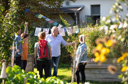 Kr&auml;uterf&uuml;hrung mit einer Gruppe auf dem Biohof Gallenbach, &copy; Inn-Salzach Tourismus