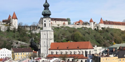Die Pfarrkirche St. Jakob in Burghausen vor der weltl&auml;ngsten Burg, &copy; Burghauser Touristik GmbH