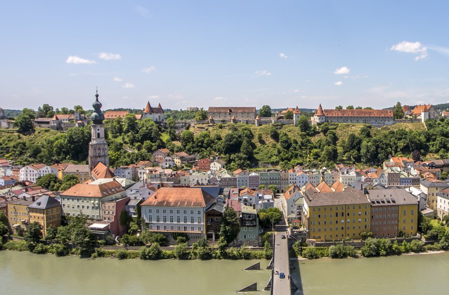Burghausen von Ach aus, Panorama, Burg Burghausen, &copy; Tourismusverband Inn-Salzach