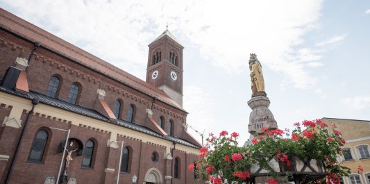Der Marktplatz mit der Pfarrkirche St. Bartholom&auml;us in Kraiburg a. Inn, &copy; Inn-Salzach Tourismus