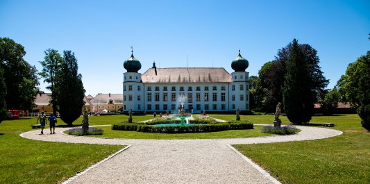 Schloss T&uuml;&szlig;ling mit Gartenanlage, &copy; David-Pierce Brill