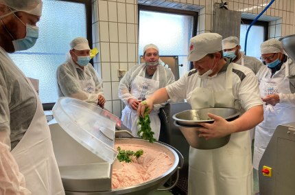 Andreas Spirkl zeigt, was ins Wei&szlig;wurstbr&auml;t kommt, &copy; Inn-Salzach Tourismus