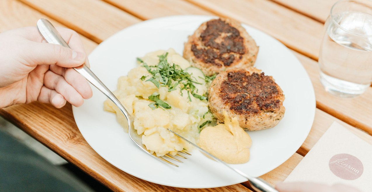 Fleischpflanzerl  mit Kartoffel-Gurken-Salat, &copy; Inn-Salzach Tourismus