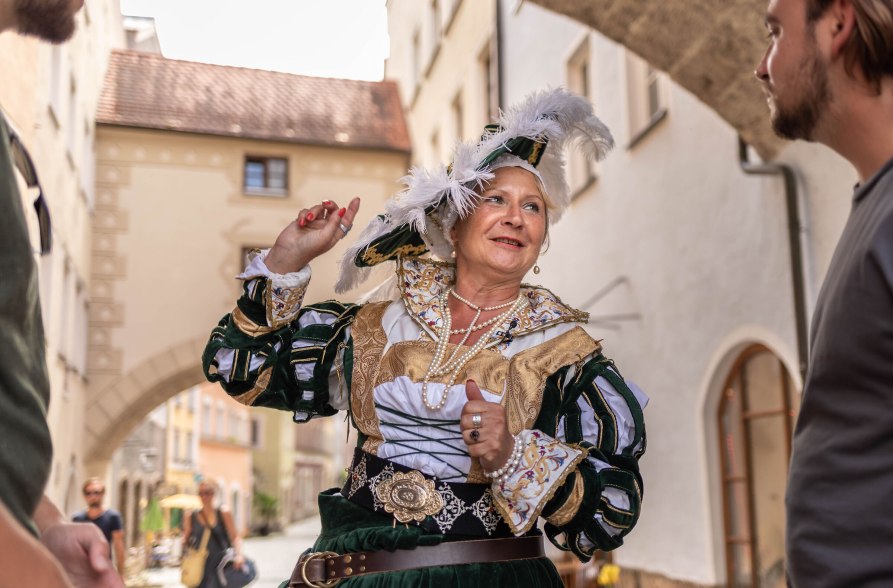 Burgf&uuml;hrung in historischem Gewandt in Burghausen, &copy; Inn-Salzach Tourismus