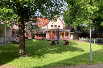 Caritashaus Alt&ouml;tting mit B&auml;umen, &copy; Caritashaus Alt&ouml;tting