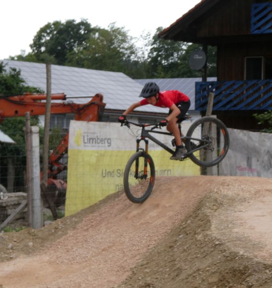Radfahrer &uuml;bt sich auf dem Pumptrack in Perach, &copy; ILE Holzland - Inntal