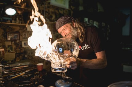 Glasbl&auml;ser Sigi Franz bei der Arbeit, &copy; Inn-Salzach Tourismus