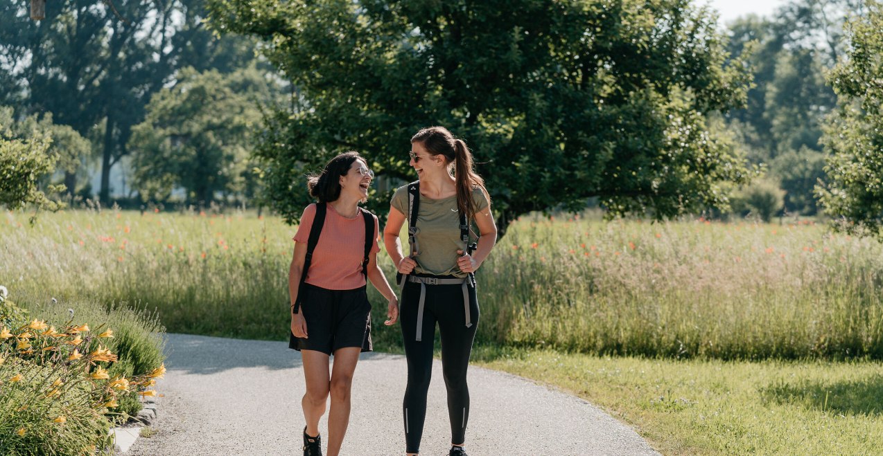 Freundinnen wandern in der Inn-Salzach Region, &copy; Inn-Salzach Tourismus