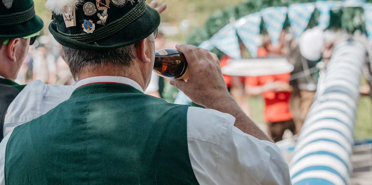 Maibaum aufstellen in Tracht, &copy; Inn-Salzach Tourismus