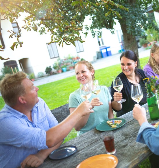 Ansto&szlig;en mit Wein im Gasthaus Maier Gallenbach, &copy; Inn-Salzach Tourismus
