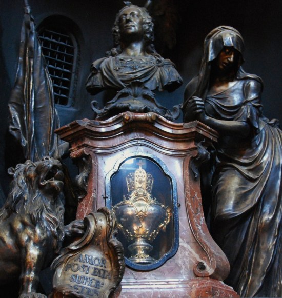 Herzurnen in der Gnadenkapelle mit den Herzen von K&ouml;nigen und Kurf&uuml;rsten