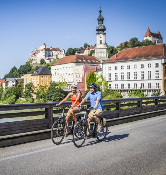 Radfahrer auf der Salzachbr&uuml;cke von Burghausen nach Hochburg/Ach in &Ouml;sterreich, &copy; Inn-Salzach Tourismus
