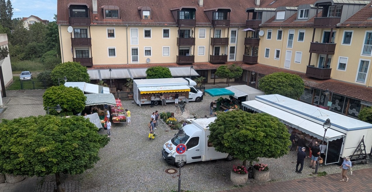 Marktst&auml;nde auf dem Wochenmarkt in Garching, &copy; Gemeinde Garching a. d. Alz