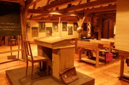 Sitzbank im historischen Klassenzimmer des Schulmuseums, &copy; Verwaltungsgemeinschaft Neumarkt-Sankt Veit