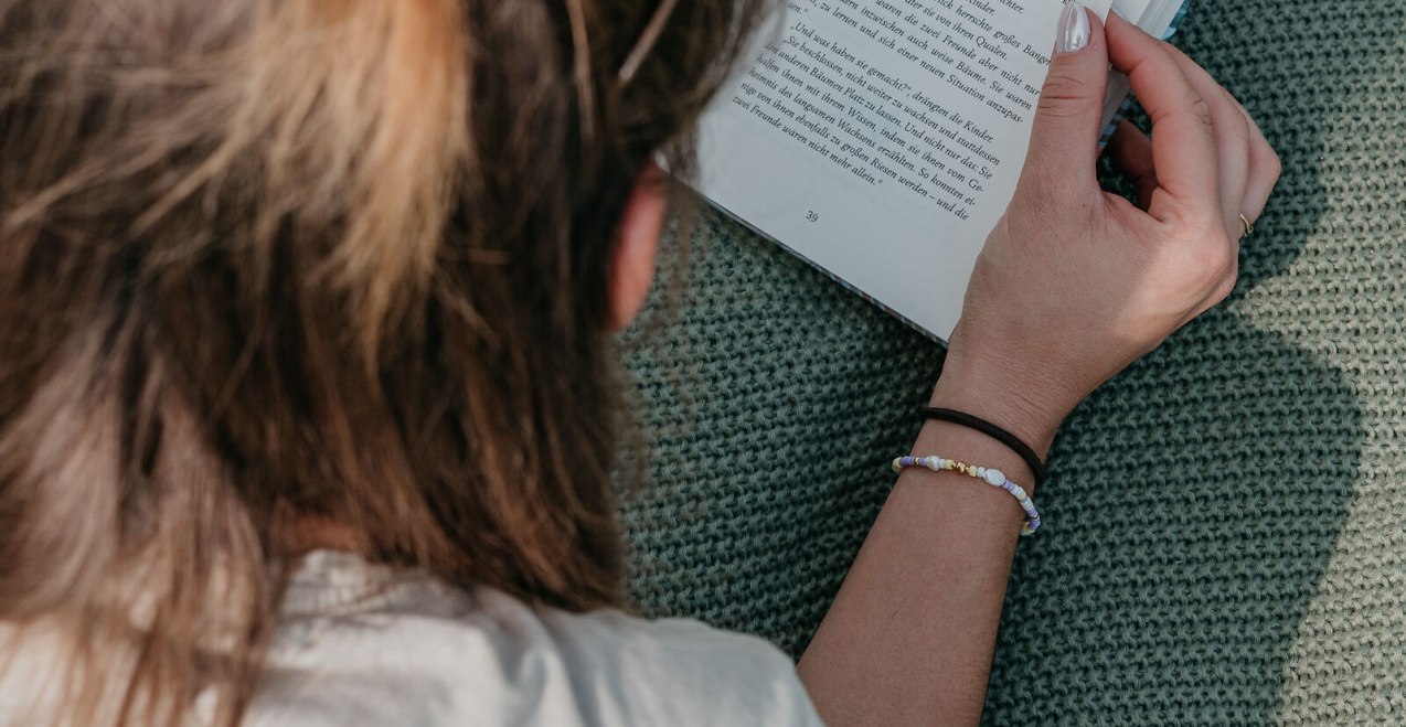 Frau beim Buch lesen am See, &copy; Inn-Salzach Tourismus