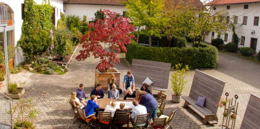 Der Innenhofgarten des Schreinerhofes in M&uuml;hldorf am Inn
