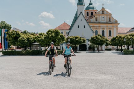 Kapellplatz Alt&ouml;tting Radfahrer, &copy; Inn-Salzach Tourismus