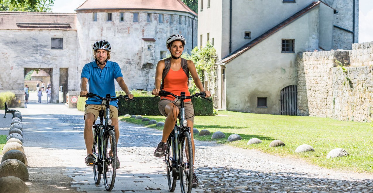 Radfahrer auf der Burg Burghausen, &copy; Inn-Salzach Tourismus