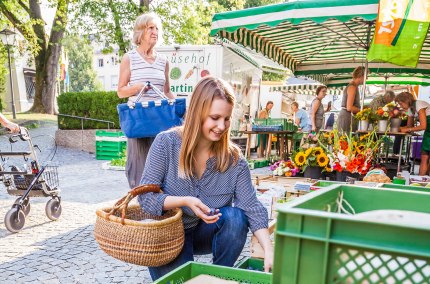 Frau sucht Obst aus auf dem Bauernmarkt, &copy; Inn-Salzach Tourismus