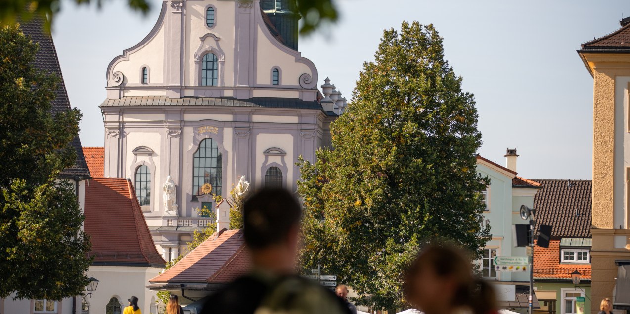 Pilger an der P&auml;pstliche Basilika Alt&ouml;tting, &copy; Inn-Salzach Tourismus