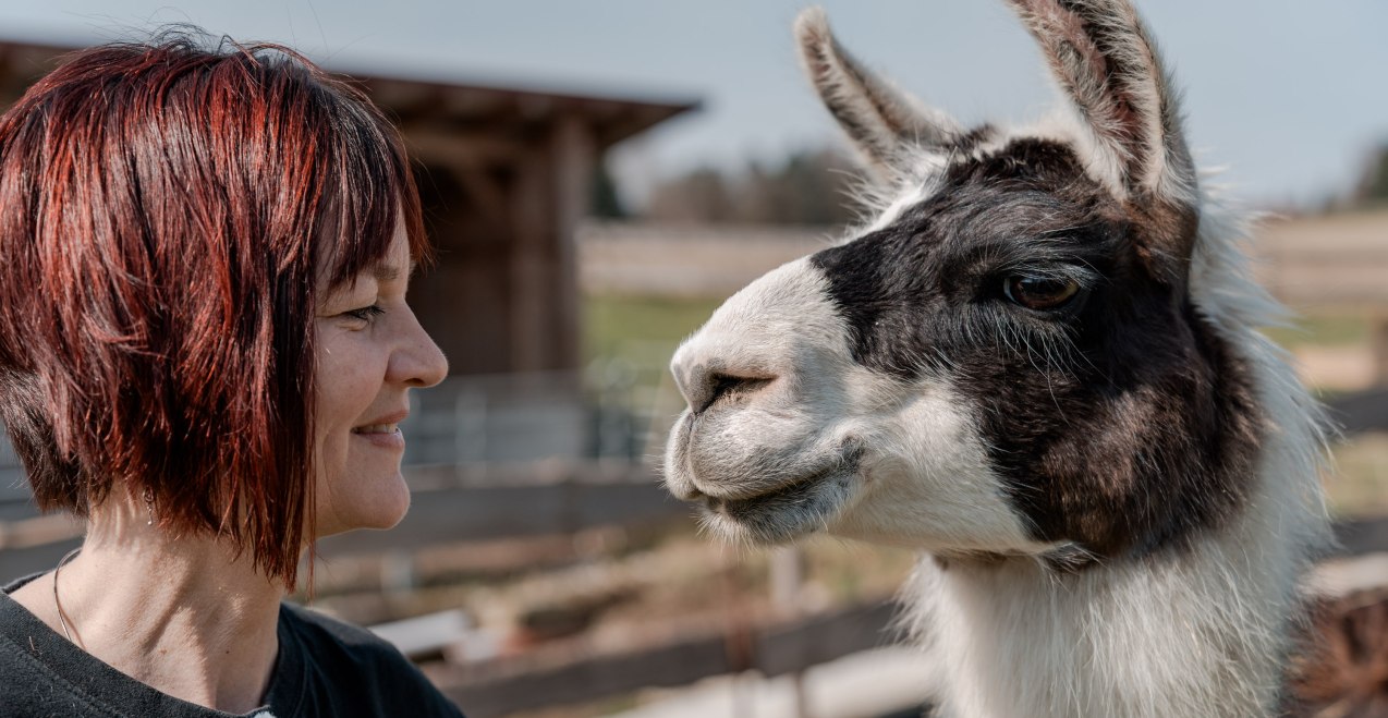 Sabine Zallinger mit Lama, &copy; Tourismusverband Inn-Salzach