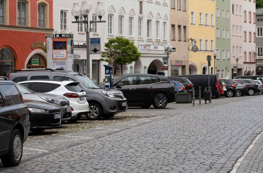 Parkende Autos am M&uuml;hldorfer Stadtplatz, &copy; Inn-Salzach Tourismus