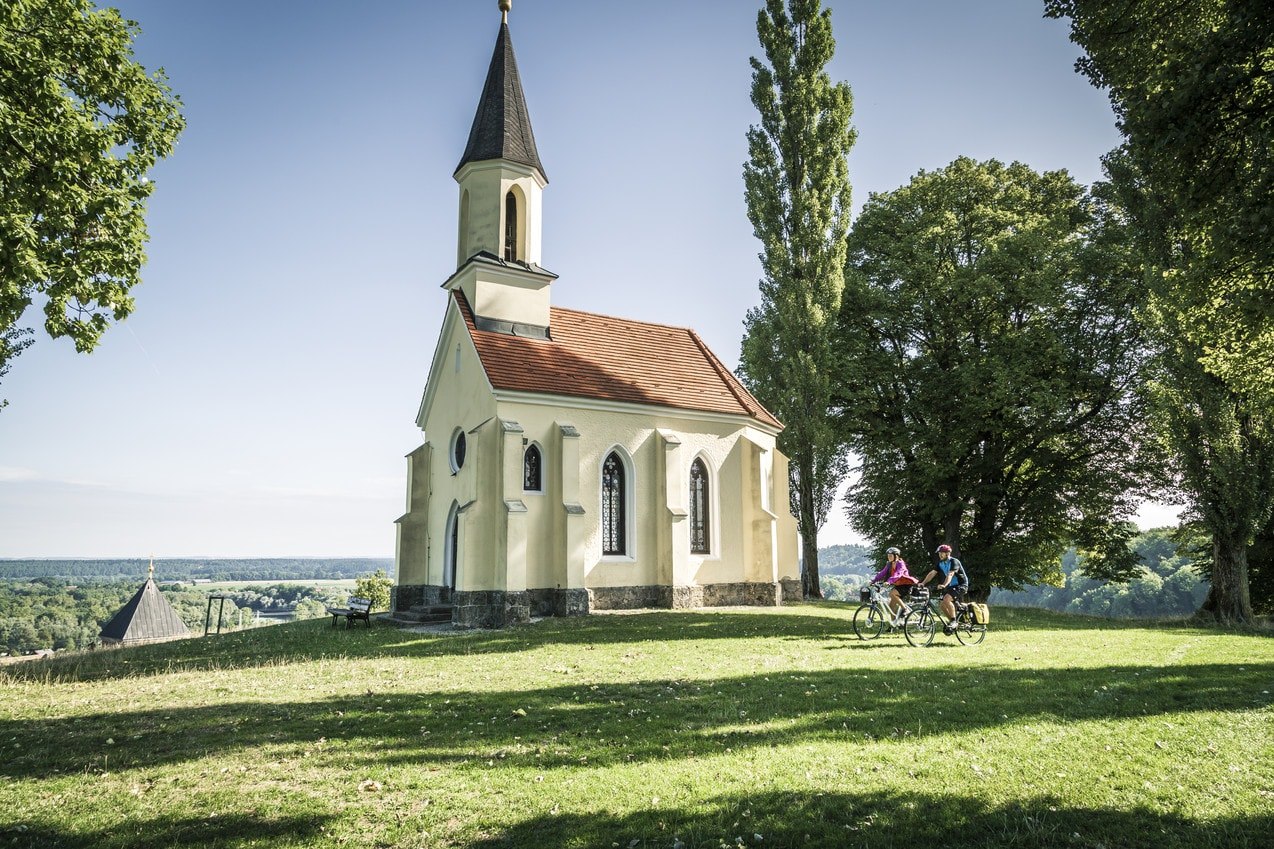 Die Kapelle St. Georg wurde als Gel&ouml;bniskapelle errichtet, nachdem ein mit 1000 Scheffel Getreide beladener Schiffzug an der Br&uuml;cke in Braunau zu zerschellen drohte. Die Kapelle steht auf dem Schlossberg in Kraiburg a. Inn., &copy; Inn-Salzach Tourismus