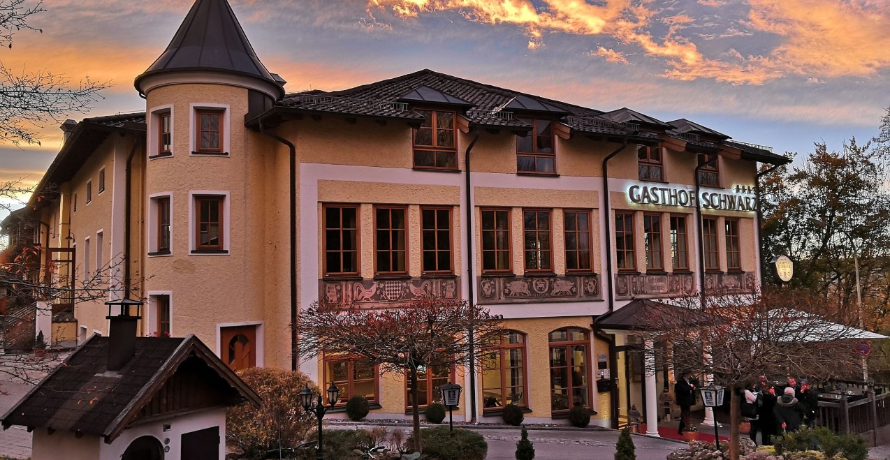 Au&szlig;enansicht Gasthof Schwarz Mehring, &copy; Gasthof Schwarz
