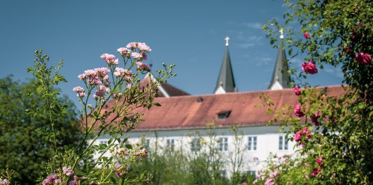 Kloster Gars mit Blumen, &copy; Inn-Salzach Tourismus