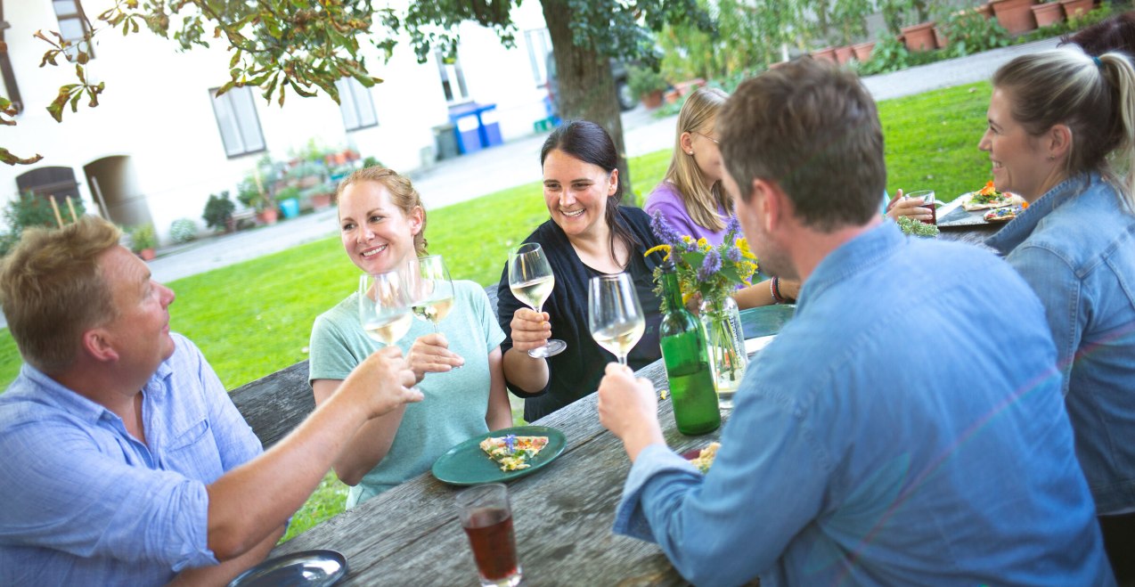 Ansto&szlig;en mit Wein im Gasthaus Maier Gallenbach, &copy; Inn-Salzach Tourismus