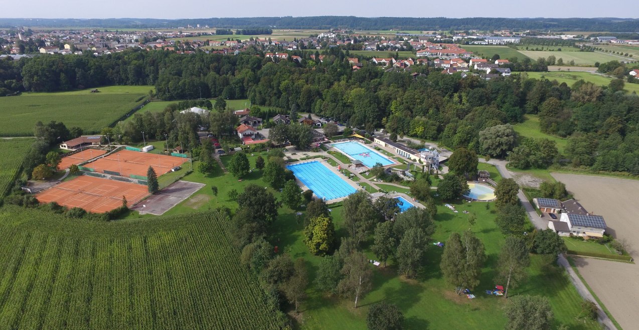 Luftaufnahme des Freibads T&ouml;ging Hubm&uuml;hle, &copy; Stadt T&ouml;ging