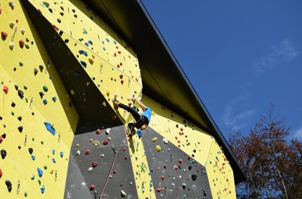 Kletterer auf der Au&szlig;enwand des DAV Kletterzentrums Waldkraiburg, &copy; DAV Kletterzentrum Waldkraiburg
