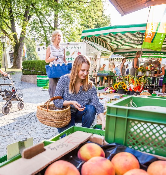 Frau sucht Obst aus auf dem Bauernmarkt, &copy; Inn-Salzach Tourismus