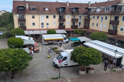 Marktst&auml;nde auf dem Wochenmarkt in Garching, &copy; Gemeinde Garching a. d. Alz