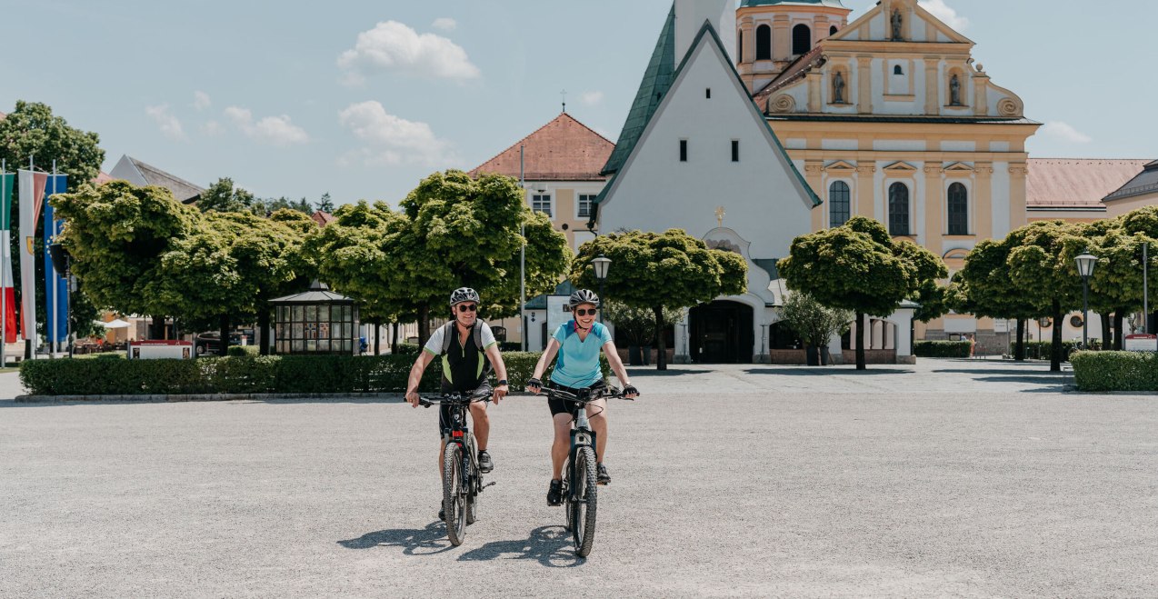 Kapellplatz Alt&ouml;tting Radfahrer, &copy; Inn-Salzach Tourismus