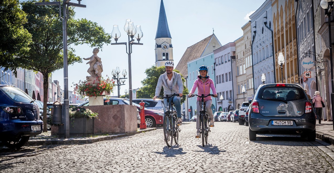 Radler am M&uuml;hldorfer Stadtplatz, &copy; Inn-Salzach Tourismus